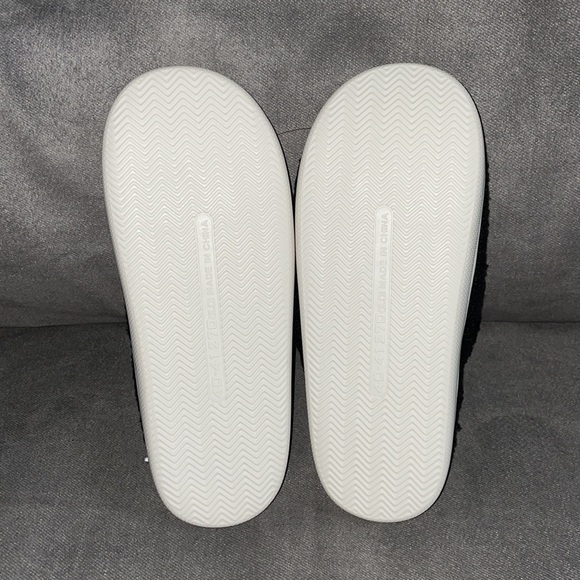 NWOT Women’s Black Smiley Face Slippers size 7 - 7.5 - Picture 4 of 4